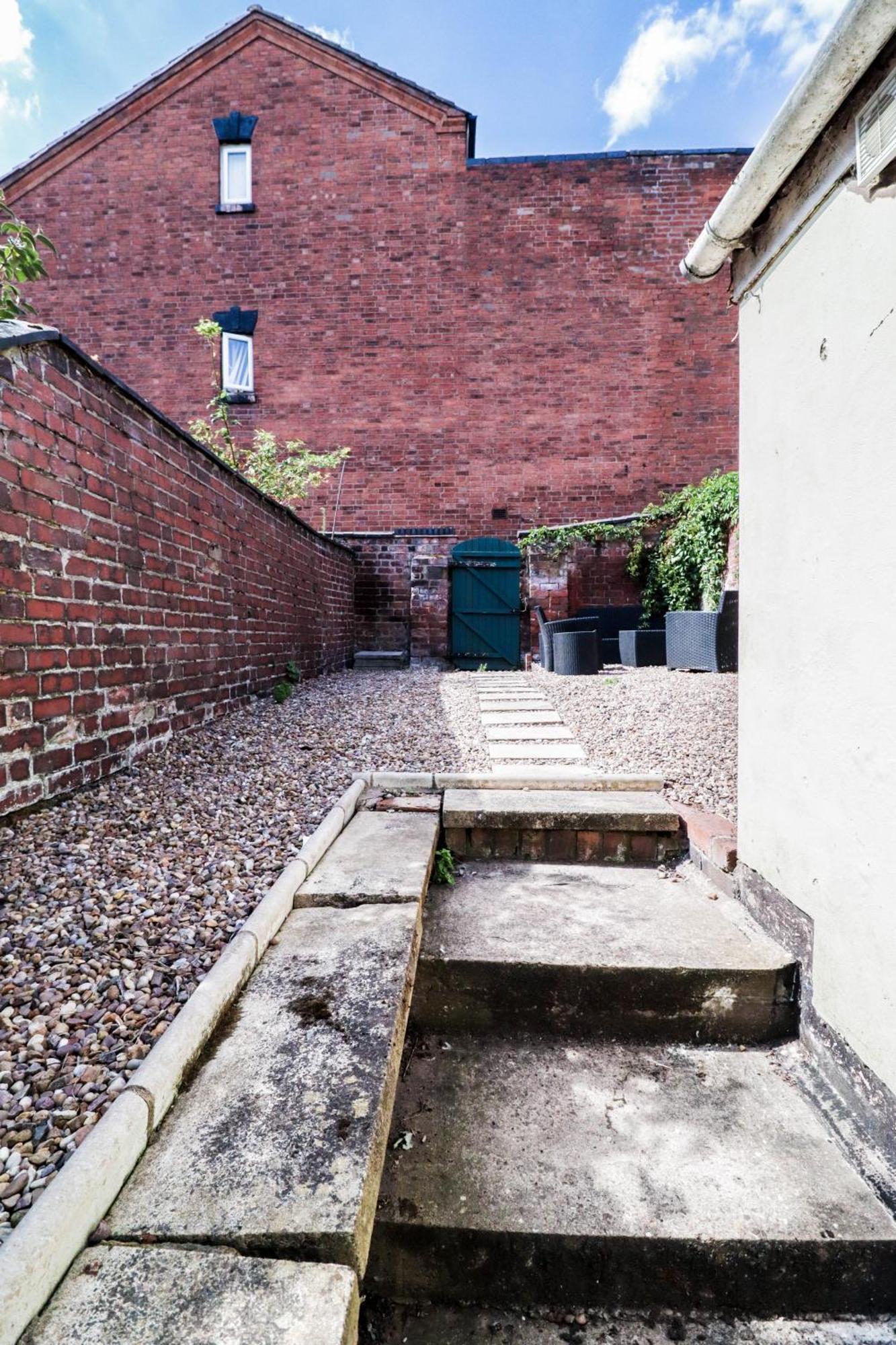 Apartment Prime 4-Bedroom House In The Heart Of The City
