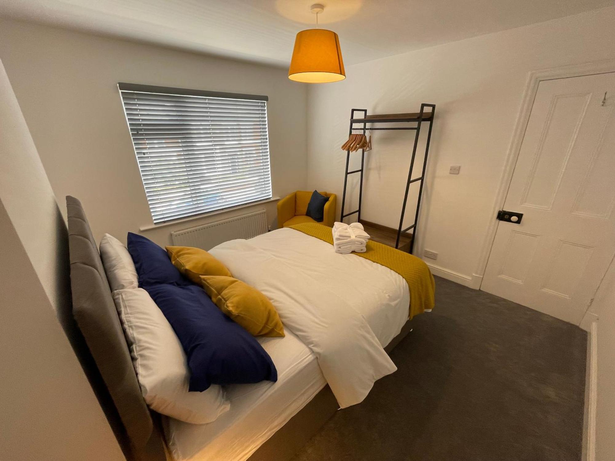 Apartment Stylish With Office & Double Beds Coventry