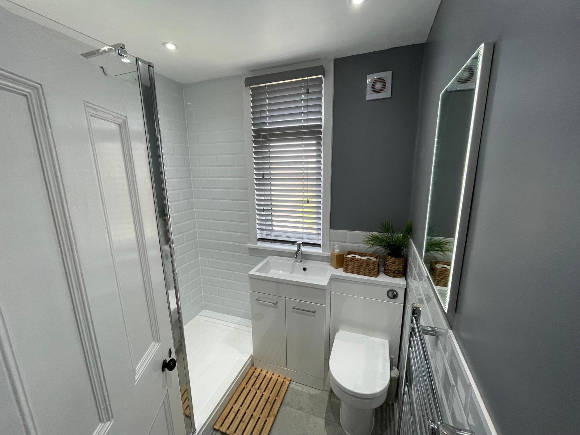 Stylish With Office & Double Beds Apartment *
