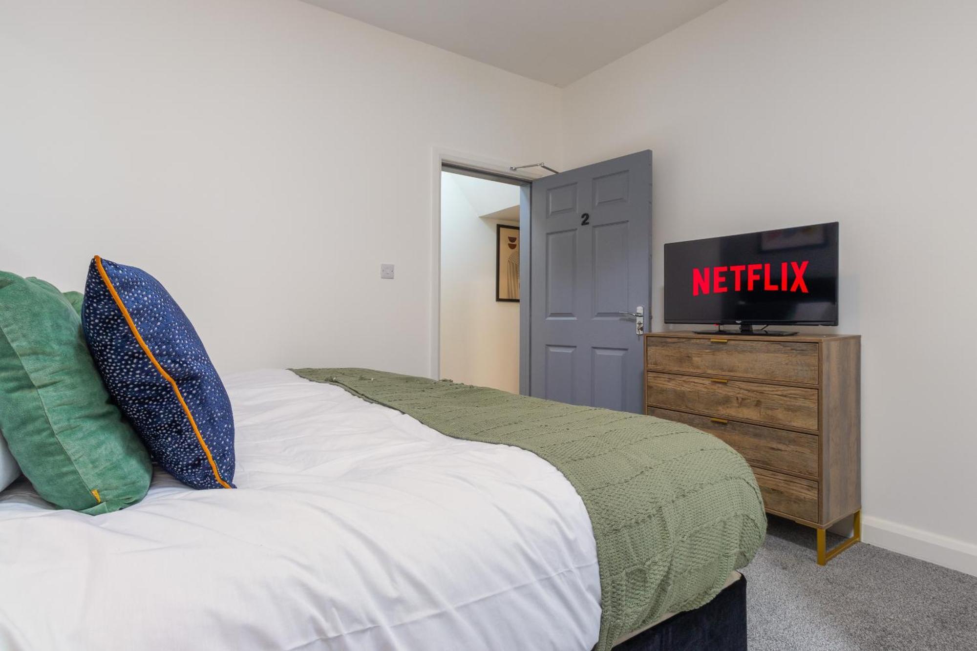 7br, 7 En-suite, Free Parking, Wifi , Sleeps 14 Holiday home Coventry
