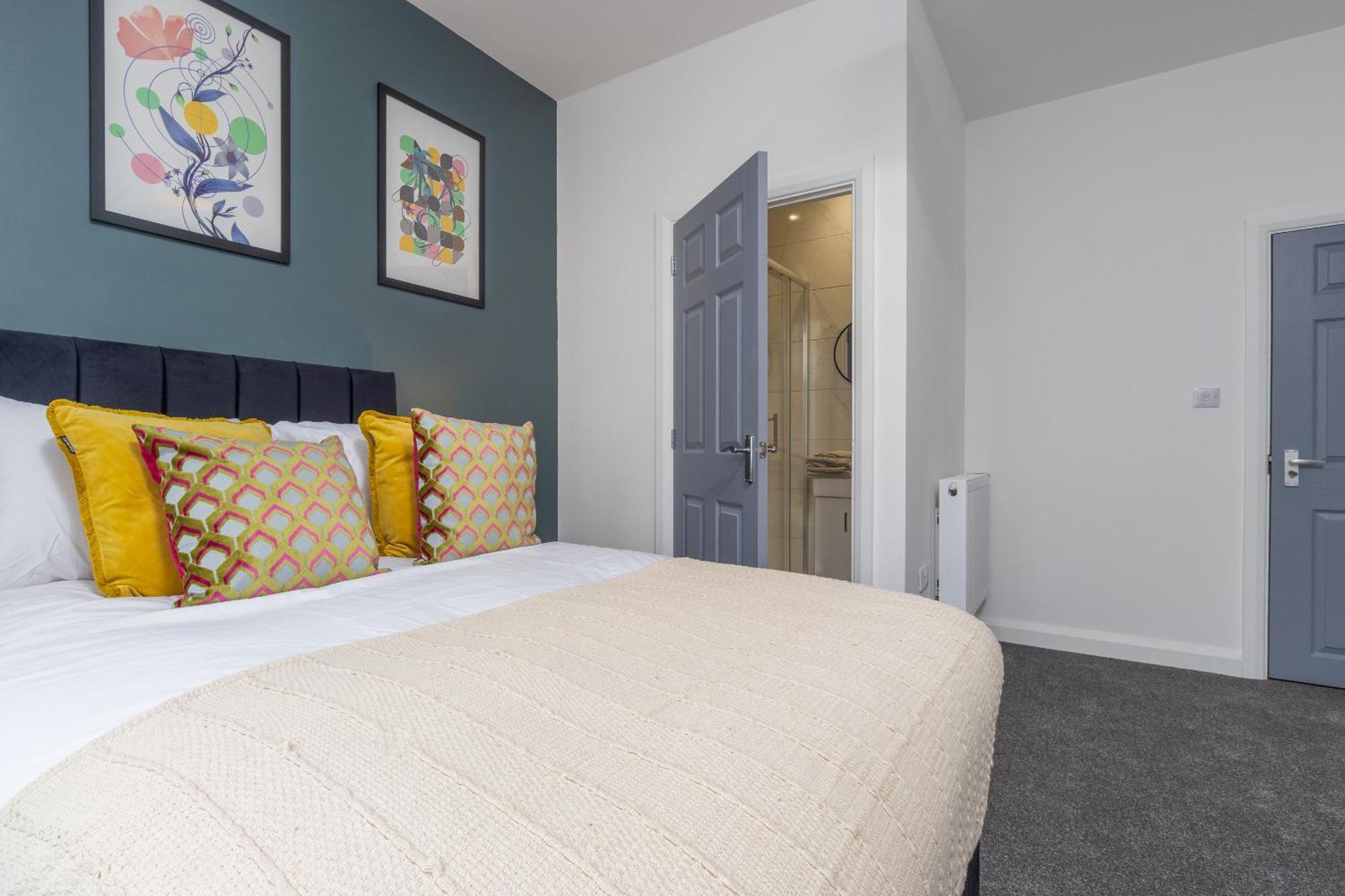7br, 7 En-suite, Free Parking, Wifi , Sleeps 14 * Coventry