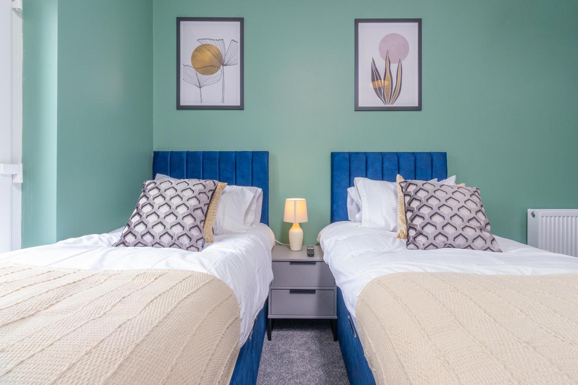 7br, 7 En-suite, Free Parking, Wifi , Sleeps 14 Holiday home