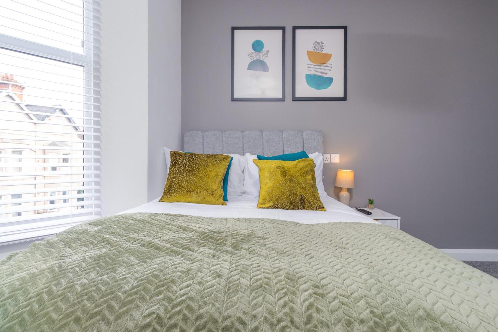 Holiday home 7br, 7 En-suite, Free Parking, Wifi , Sleeps 14