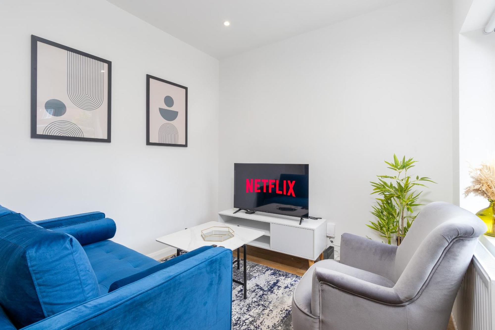 7br, 7 En-suite, Free Parking, Wifi , Sleeps 14 Holiday home *
