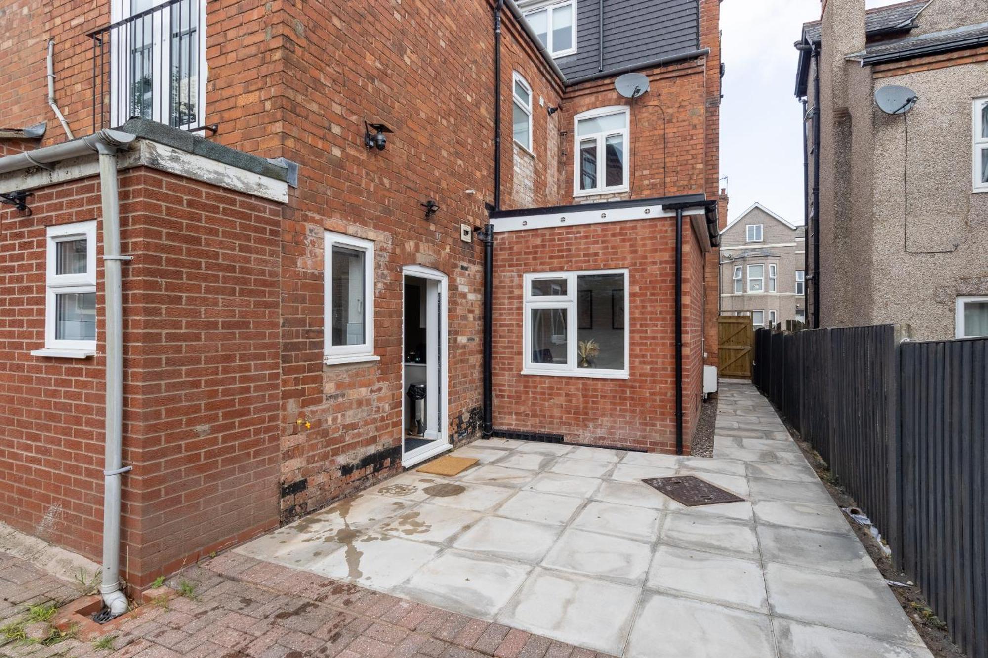 Holiday home 7br, 7 En-suite, Free Parking, Wifi , Sleeps 14 *