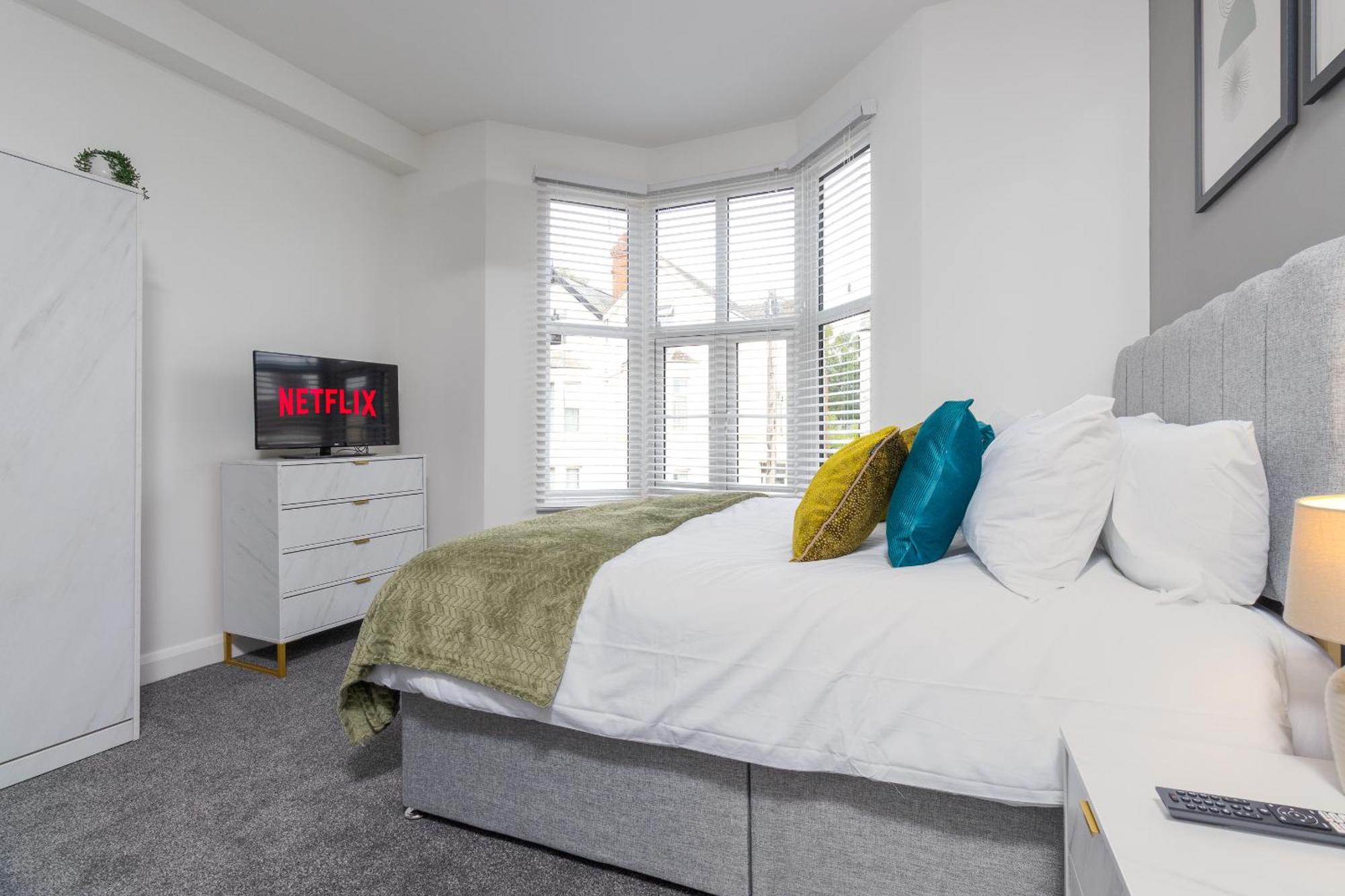 7br, 7 En-suite, Free Parking, Wifi , Sleeps 14 Holiday home Coventry