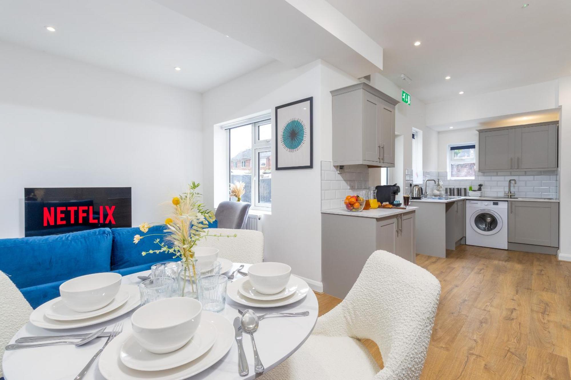 7br, 7 En-suite, Free Parking, Wifi , Sleeps 14 *