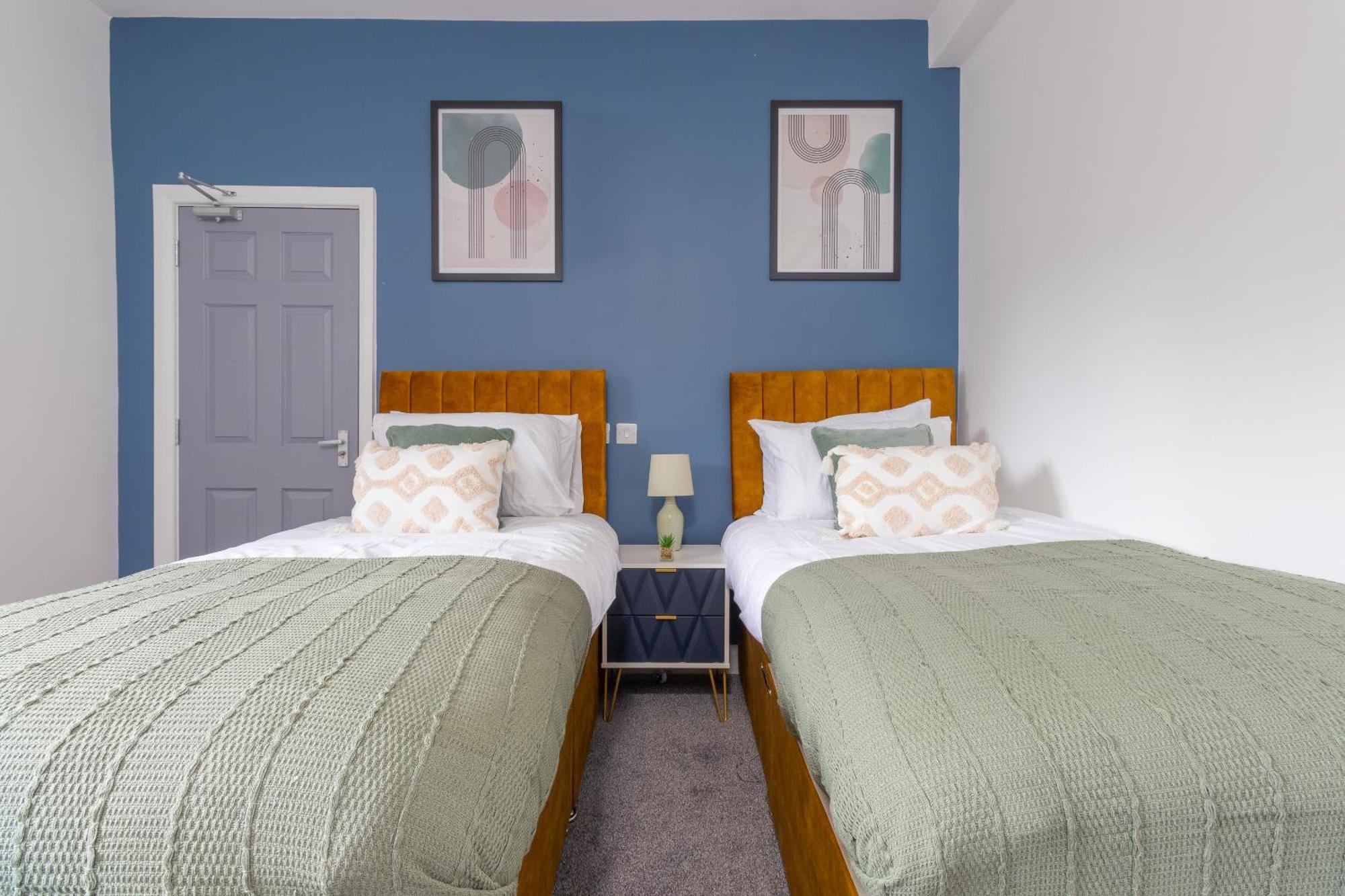 7br, 7 En-suite, Free Parking, Wifi , Sleeps 14 * Coventry