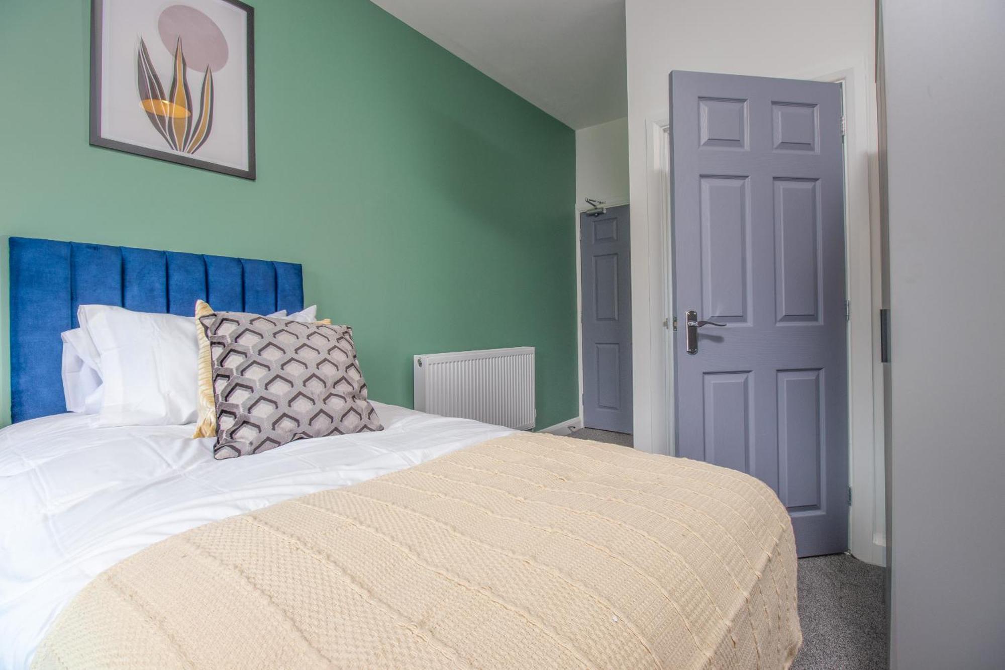Holiday home 7br, 7 En-suite, Free Parking, Wifi , Sleeps 14