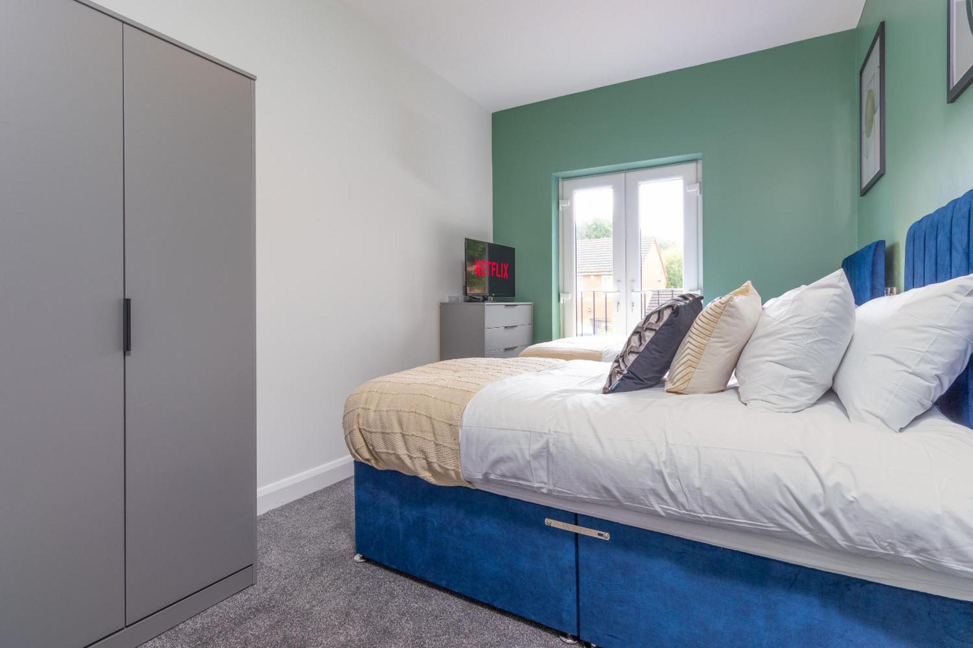 7br, 7 En-suite, Free Parking, Wifi , Sleeps 14 Holiday home *