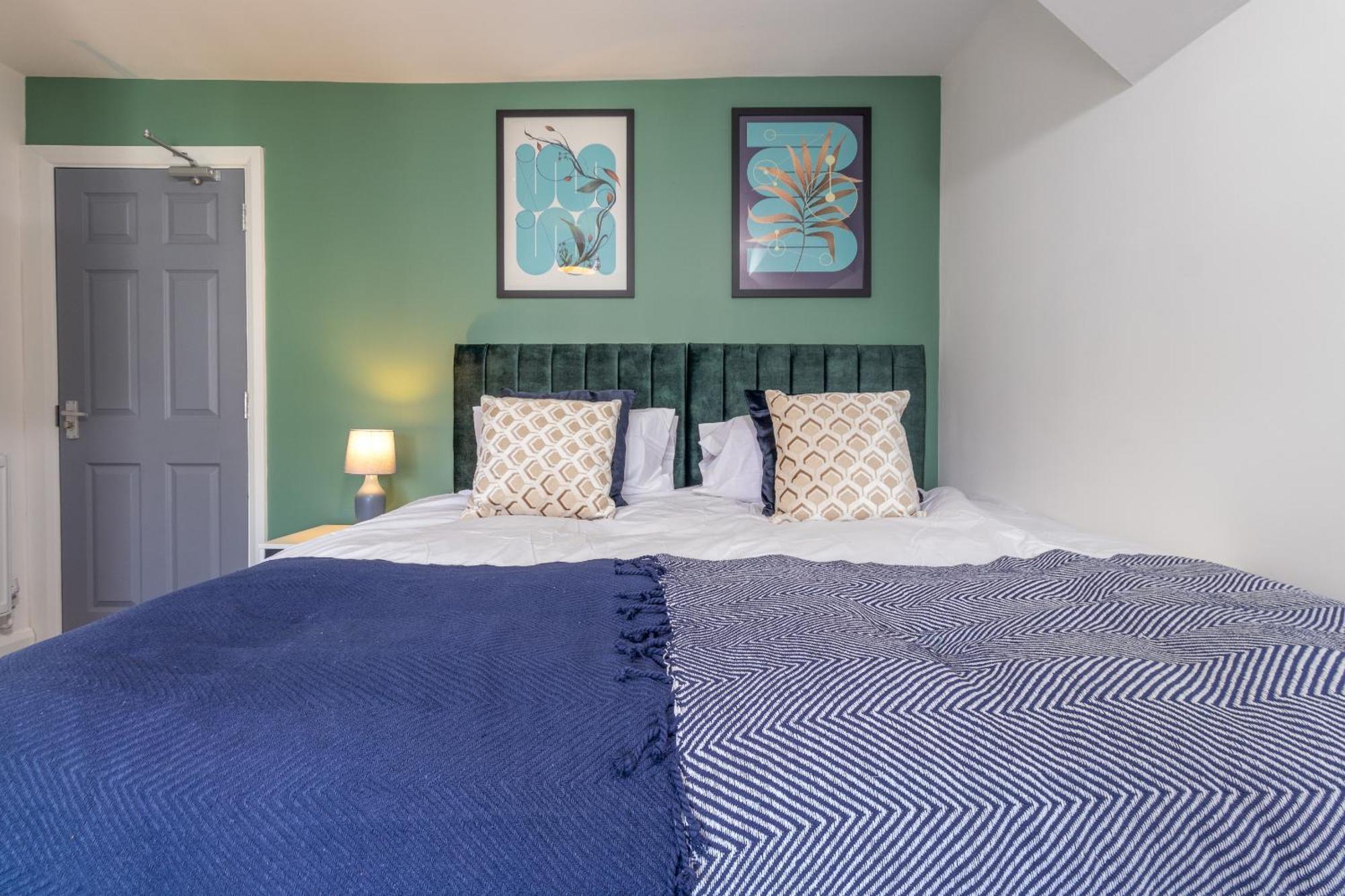 Holiday home 7br, 7 En-suite, Free Parking, Wifi , Sleeps 14 *