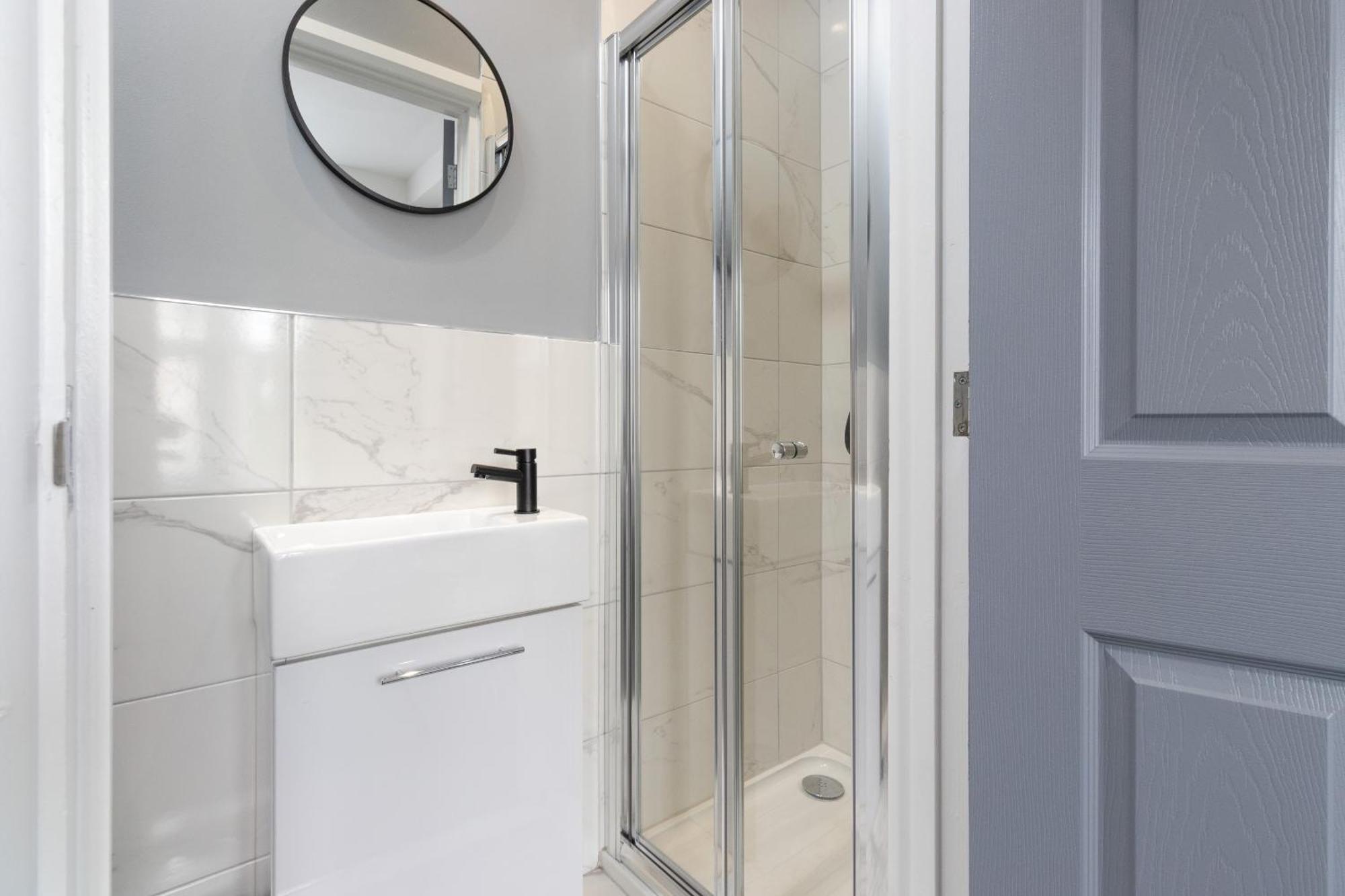 7br, 7 En-suite, Free Parking, Wifi , Sleeps 14 *