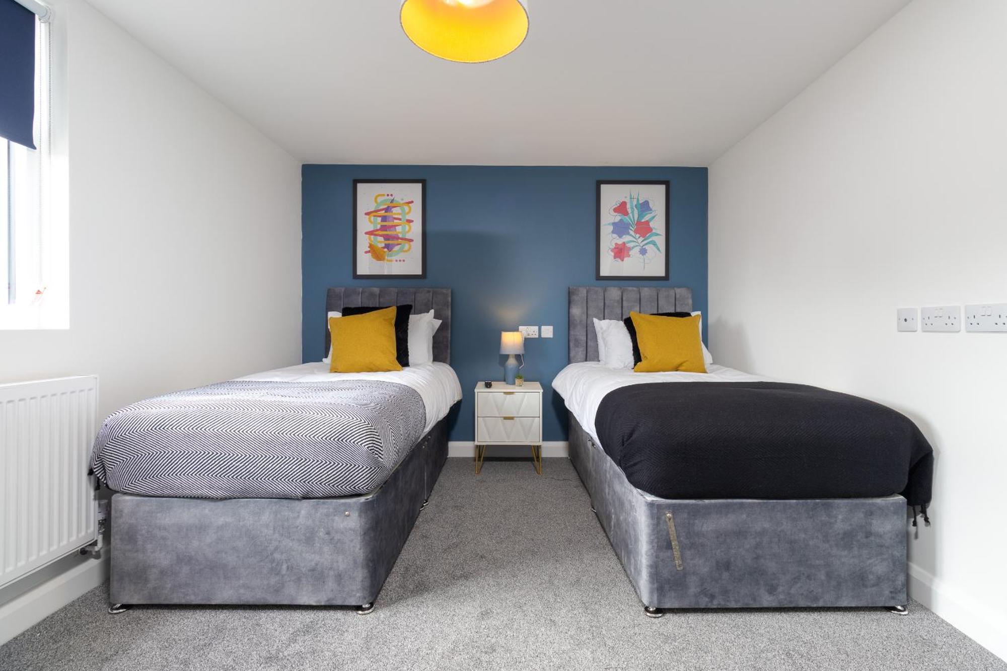 7br, 7 En-suite, Free Parking, Wifi , Sleeps 14