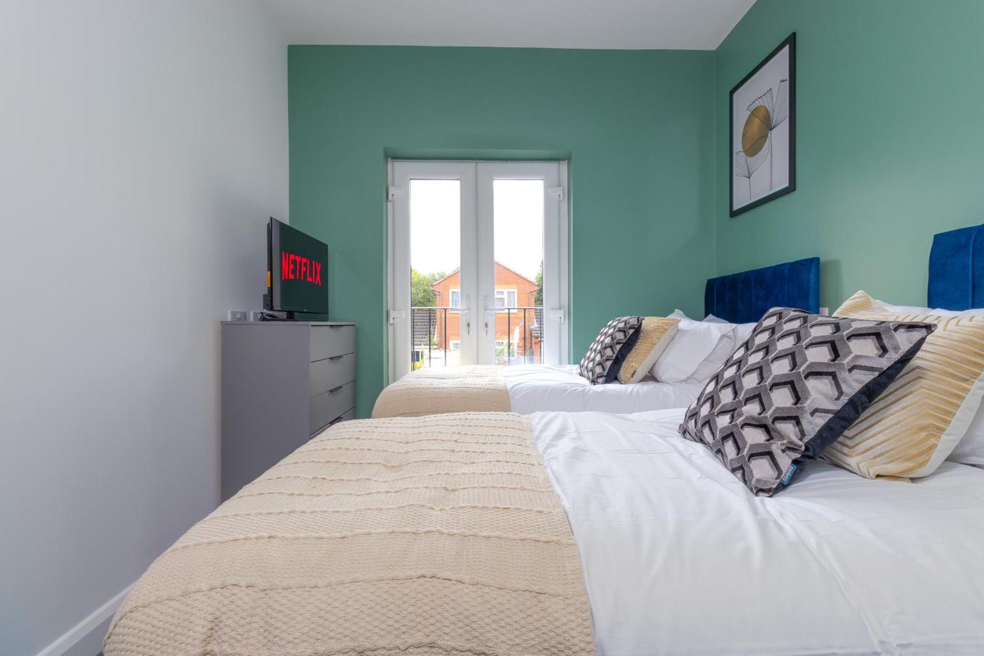 7br, 7 En-suite, Free Parking, Wifi , Sleeps 14 Holiday home