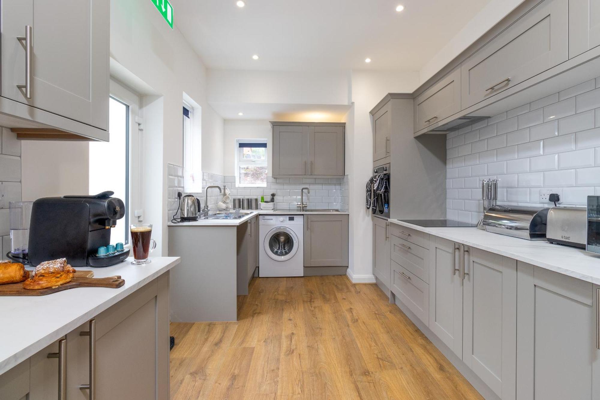 7br, 7 En-suite, Free Parking, Wifi , Sleeps 14 Holiday home *