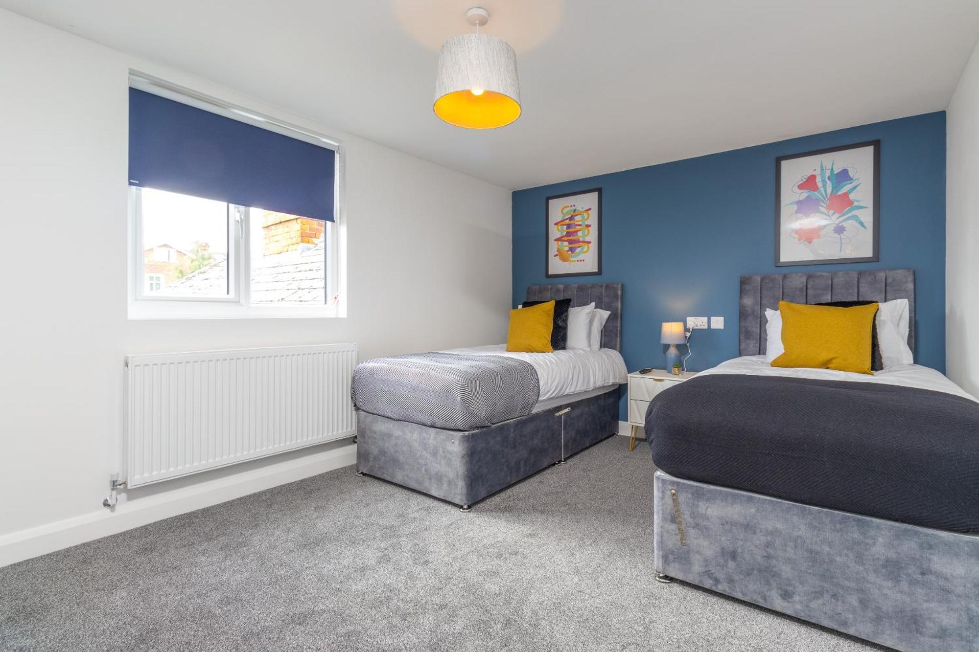 Holiday home 7br, 7 En-suite, Free Parking, Wifi , Sleeps 14 *