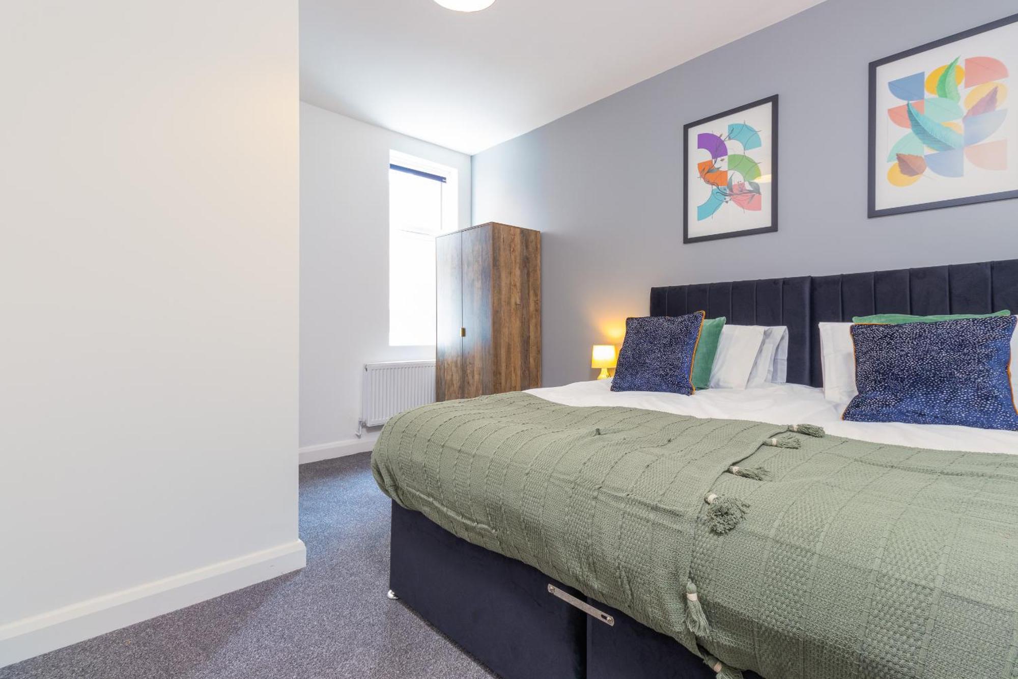 7br, 7 En-suite, Free Parking, Wifi , Sleeps 14 Holiday home Coventry