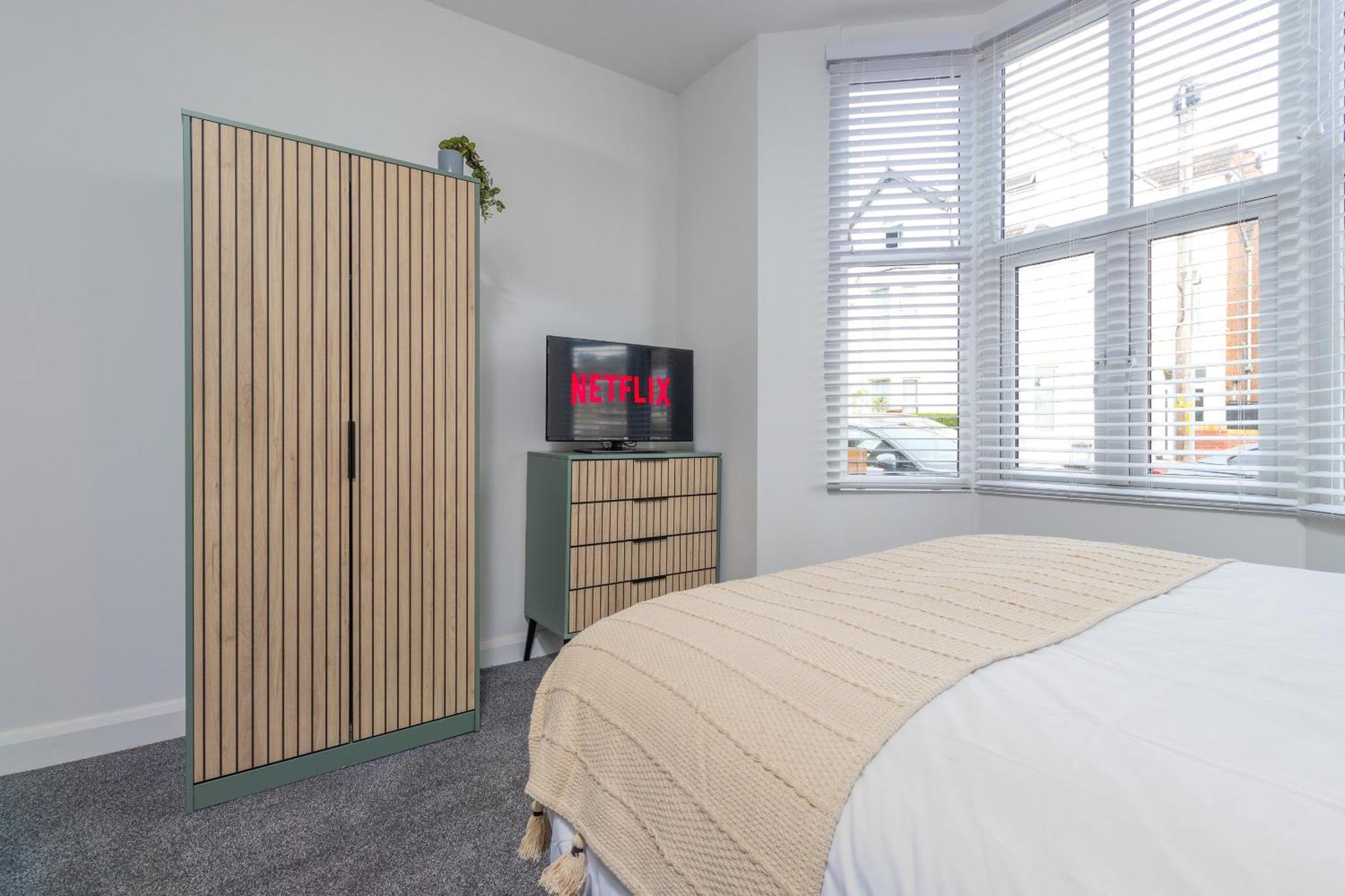 7br, 7 En-suite, Free Parking, Wifi , Sleeps 14 Coventry