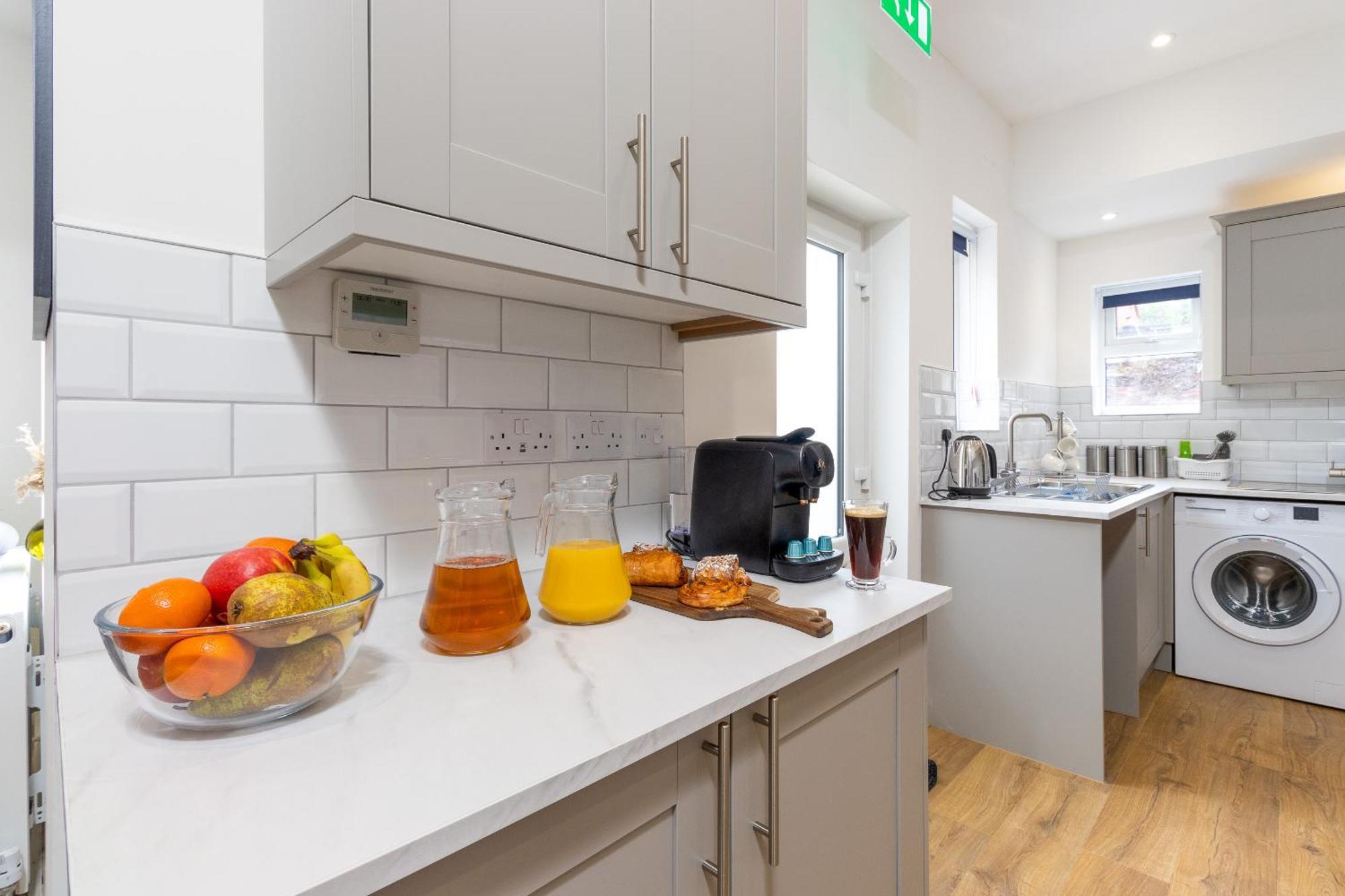 7br, 7 En-suite, Free Parking, Wifi , Sleeps 14