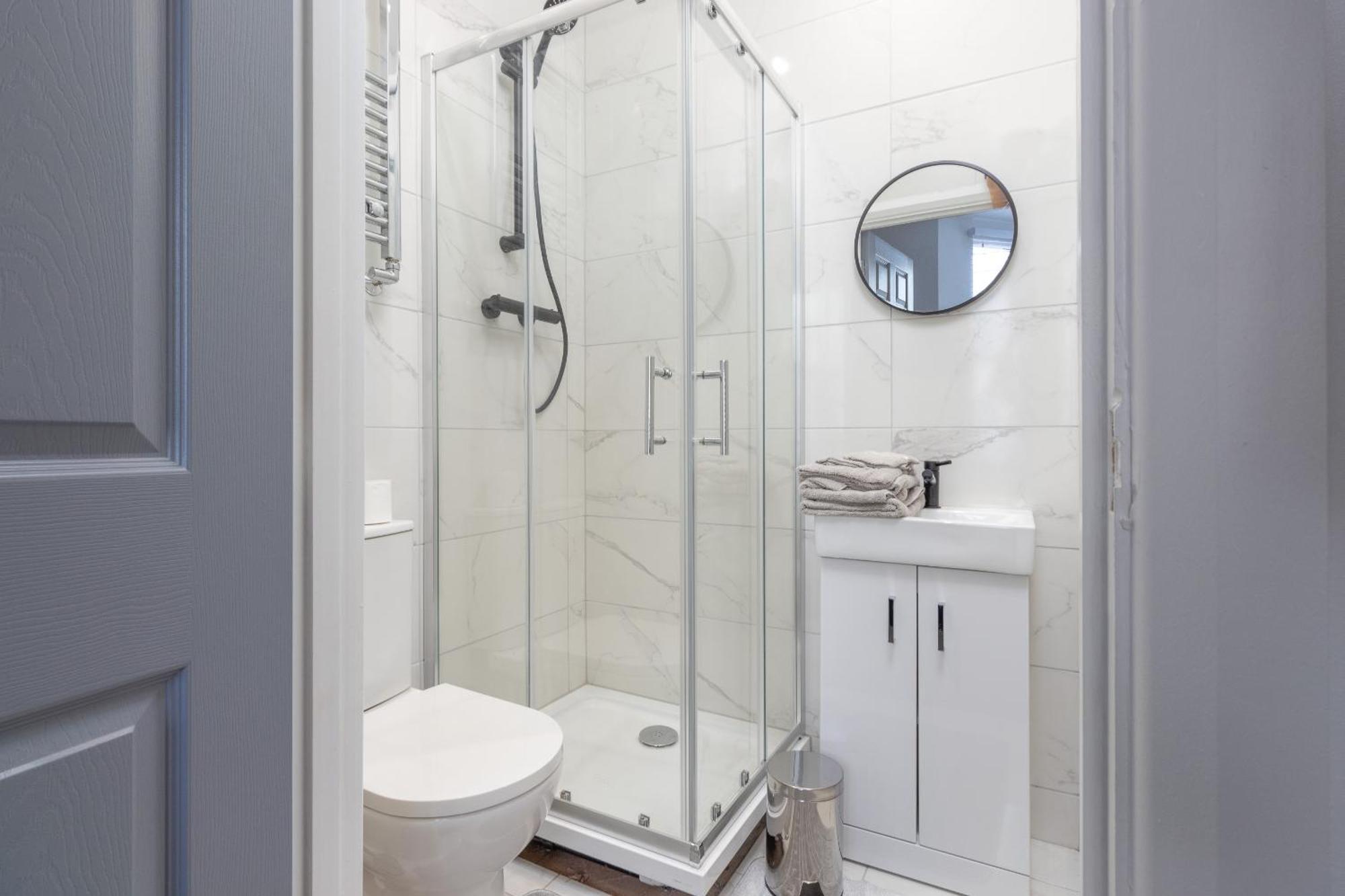 Holiday home 7br, 7 En-suite, Free Parking, Wifi , Sleeps 14 *
