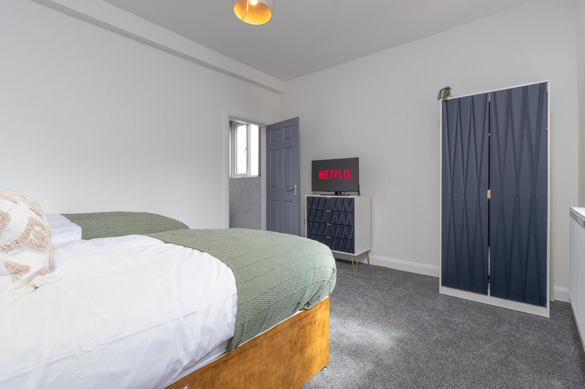 7br, 7 En-suite, Free Parking, Wifi , Sleeps 14 Holiday home Coventry