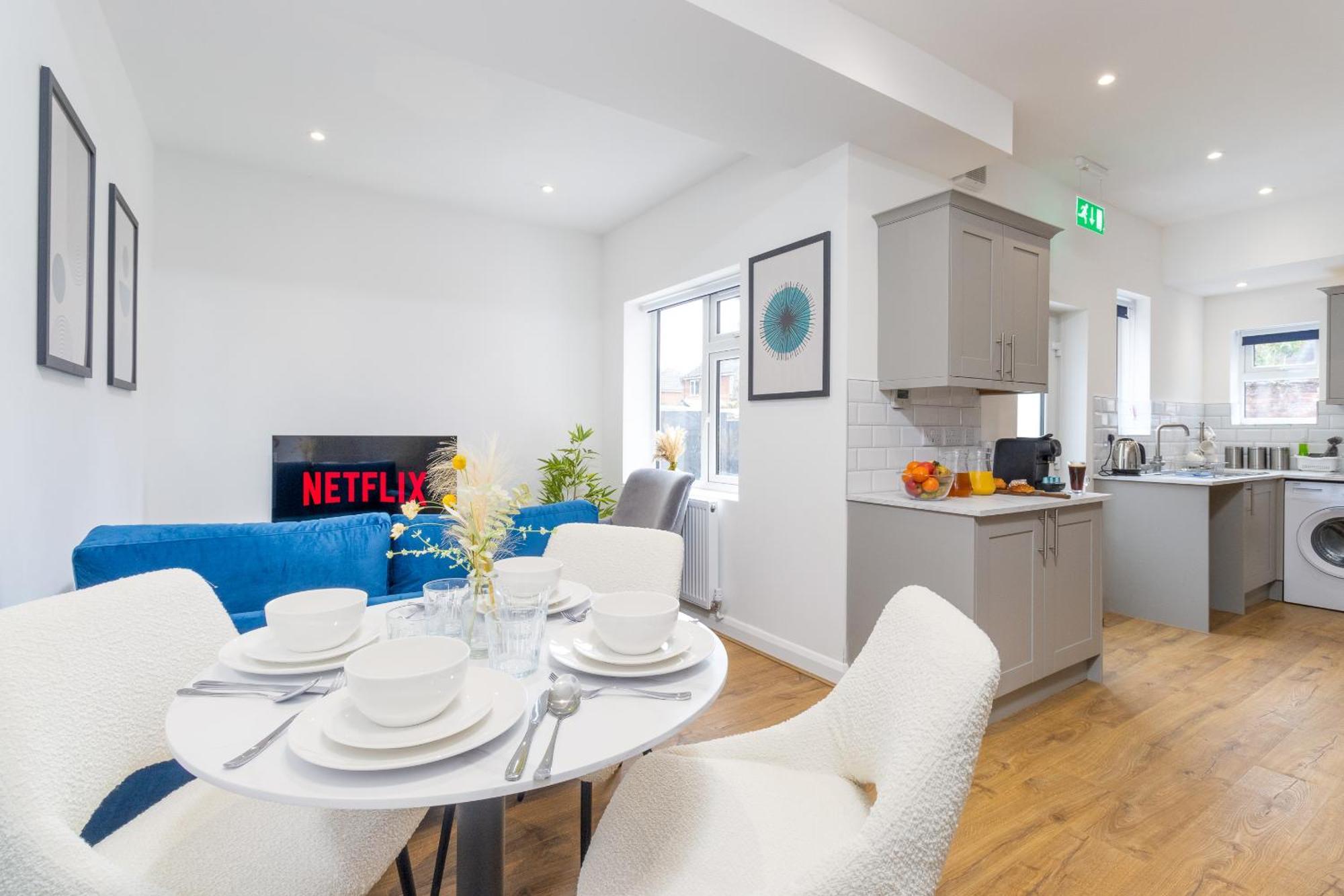 Holiday home 7br, 7 En-suite, Free Parking, Wifi , Sleeps 14 Coventry