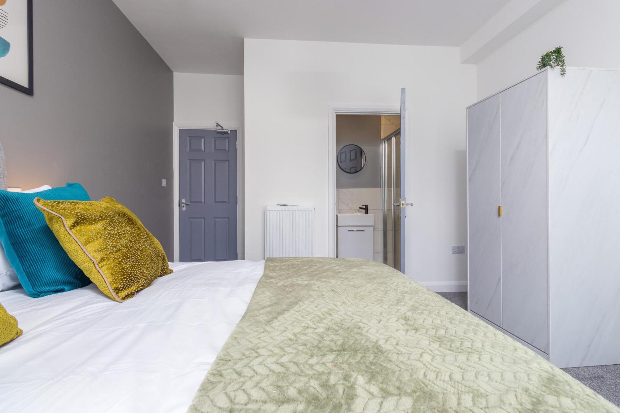 7br, 7 En-suite, Free Parking, Wifi , Sleeps 14 * Coventry