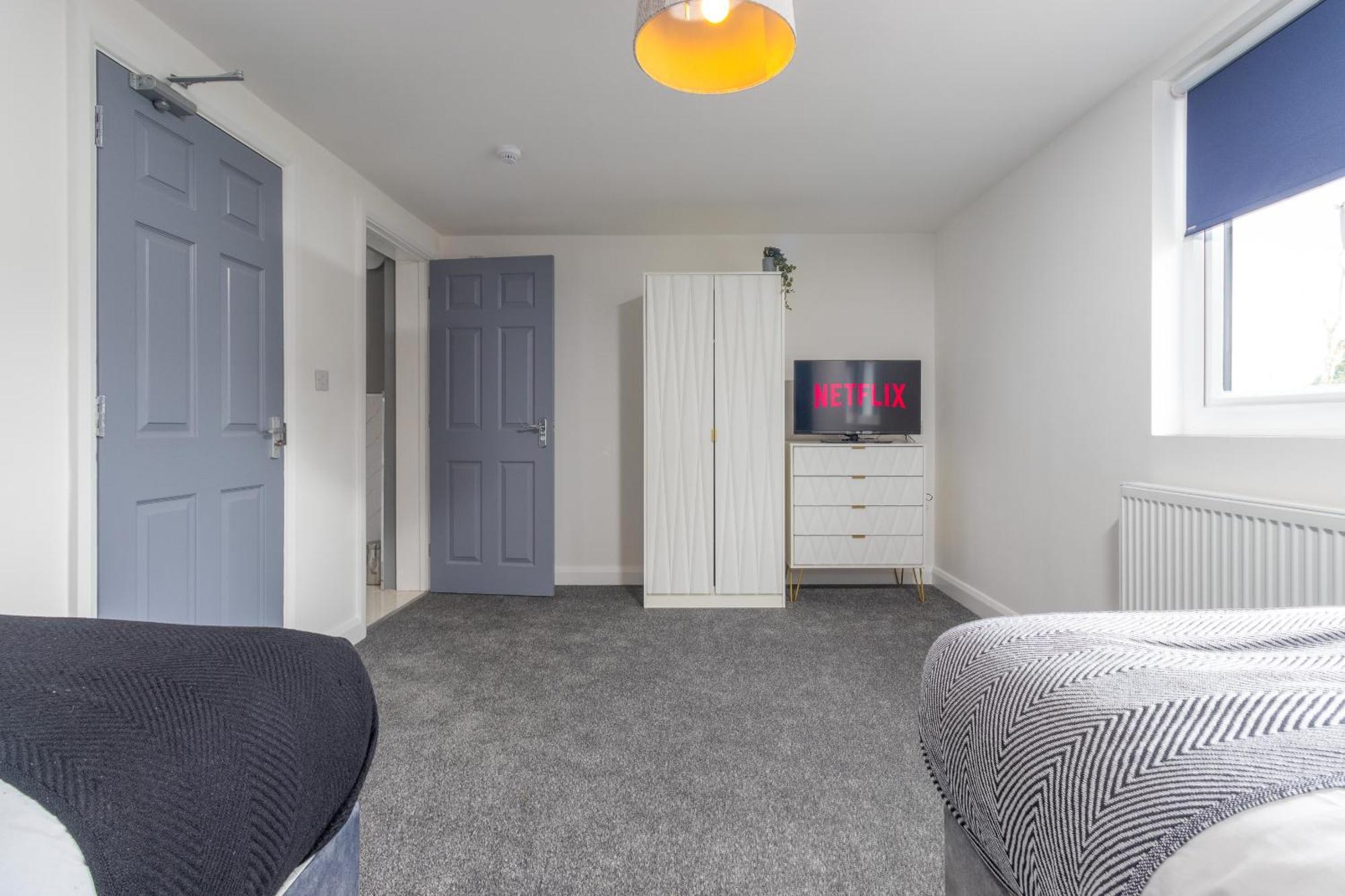 Holiday home 7br, 7 En-suite, Free Parking, Wifi , Sleeps 14