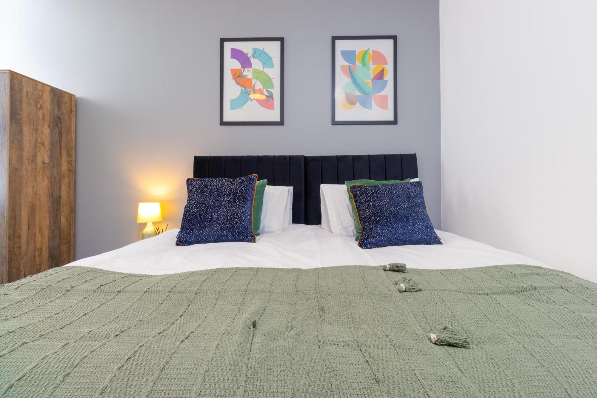 Holiday home 7br, 7 En-suite, Free Parking, Wifi , Sleeps 14 *