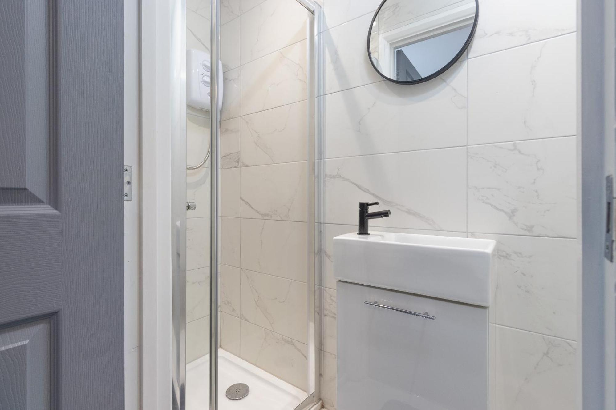 7br, 7 En-suite, Free Parking, Wifi , Sleeps 14 *
