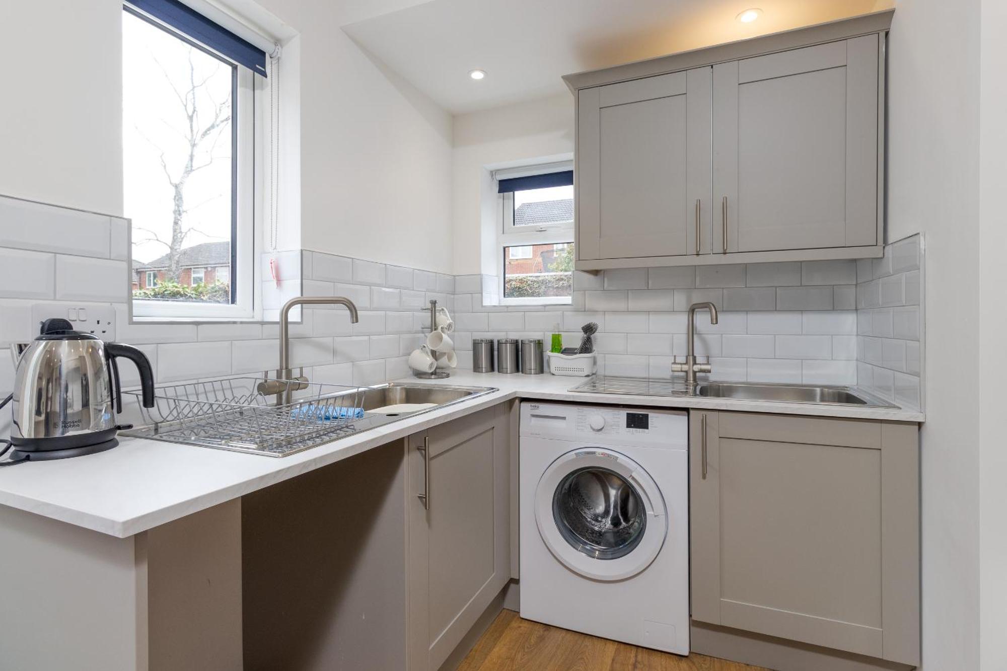 7br, 7 En-suite, Free Parking, Wifi , Sleeps 14 Coventry