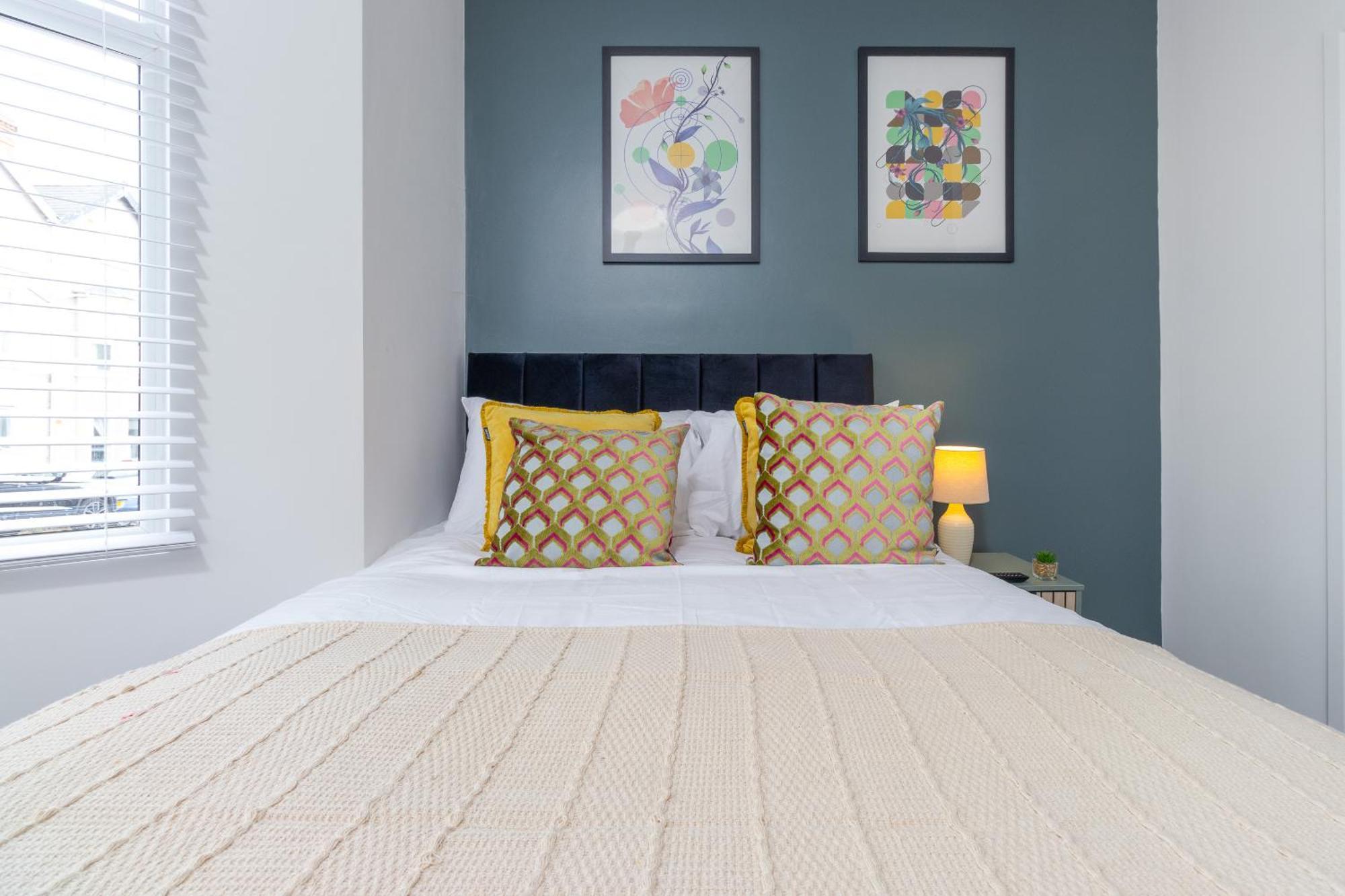 7br, 7 En-suite, Free Parking, Wifi , Sleeps 14