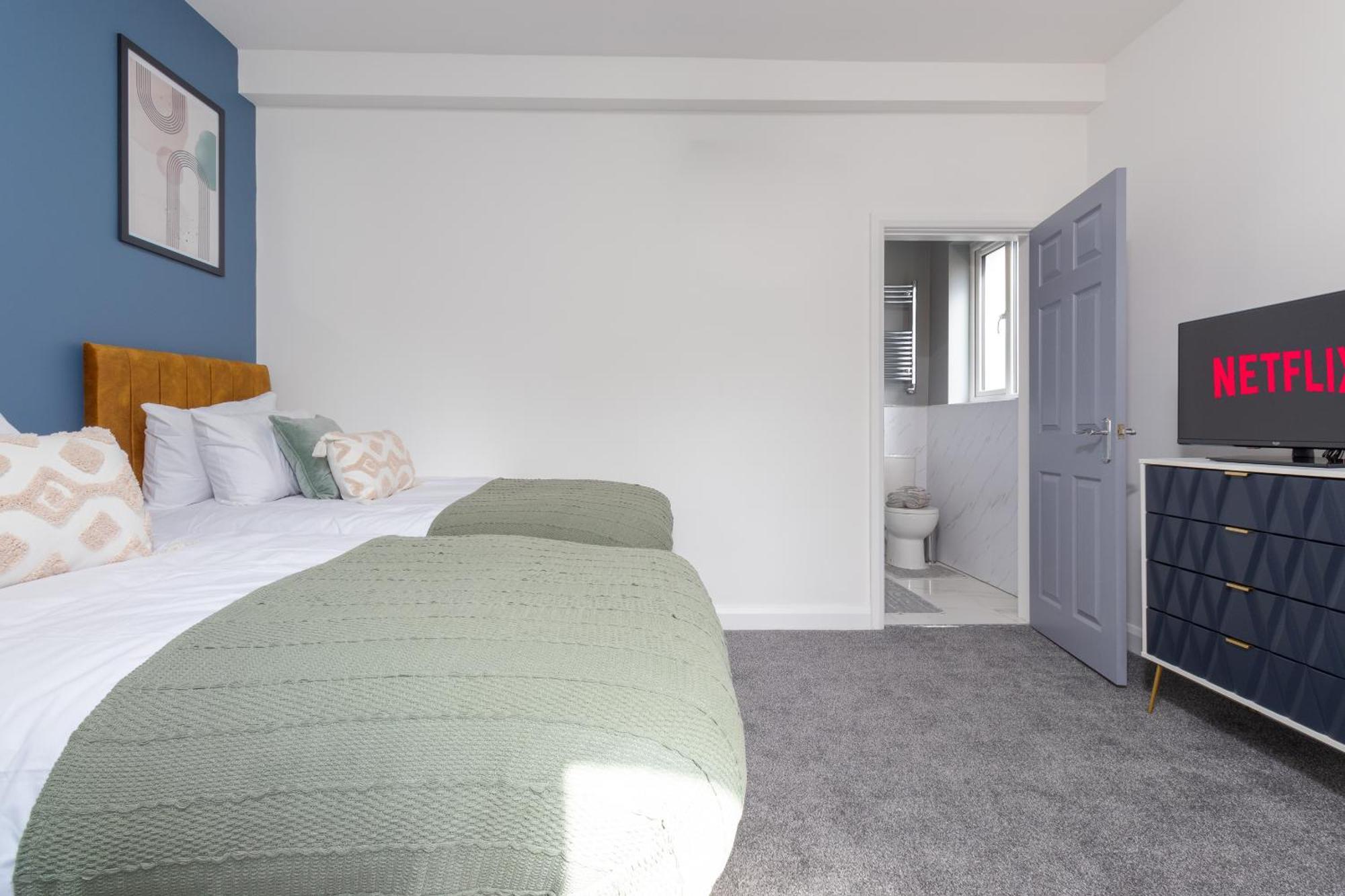 Holiday home 7br, 7 En-suite, Free Parking, Wifi , Sleeps 14 *
