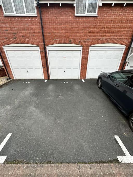 Stylish Flat In Gated Community Coventry