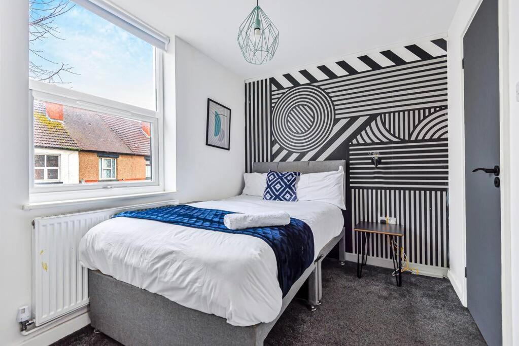 Stylish 5 Bedroom 5 Bathroom House Sleeps 10 With Garden, Smart Tv And Free Parking By Yoko Coventry