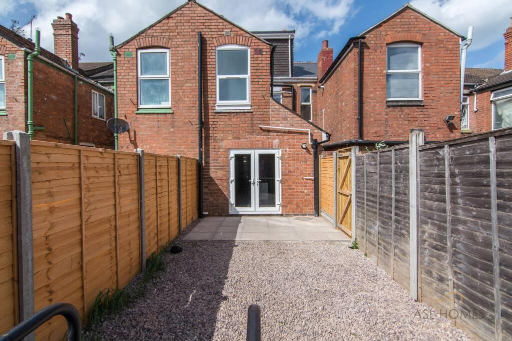 Stylish 5 Bedroom 5 Bathroom House Sleeps 10 With Garden, Smart Tv And Free Parking By Yoko Holiday home Coventry