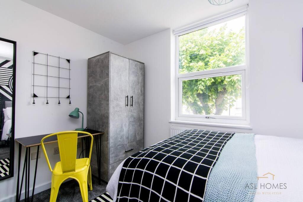 Stylish 5 Bedroom 5 Bathroom House Sleeps 10 With Garden, Smart Tv And Free Parking By Yoko * Coventry