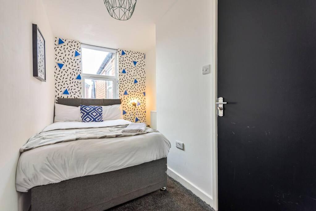 Holiday home Stylish 5 Bedroom 5 Bathroom House Sleeps 10 With Garden, Smart Tv And Free Parking By Yoko
