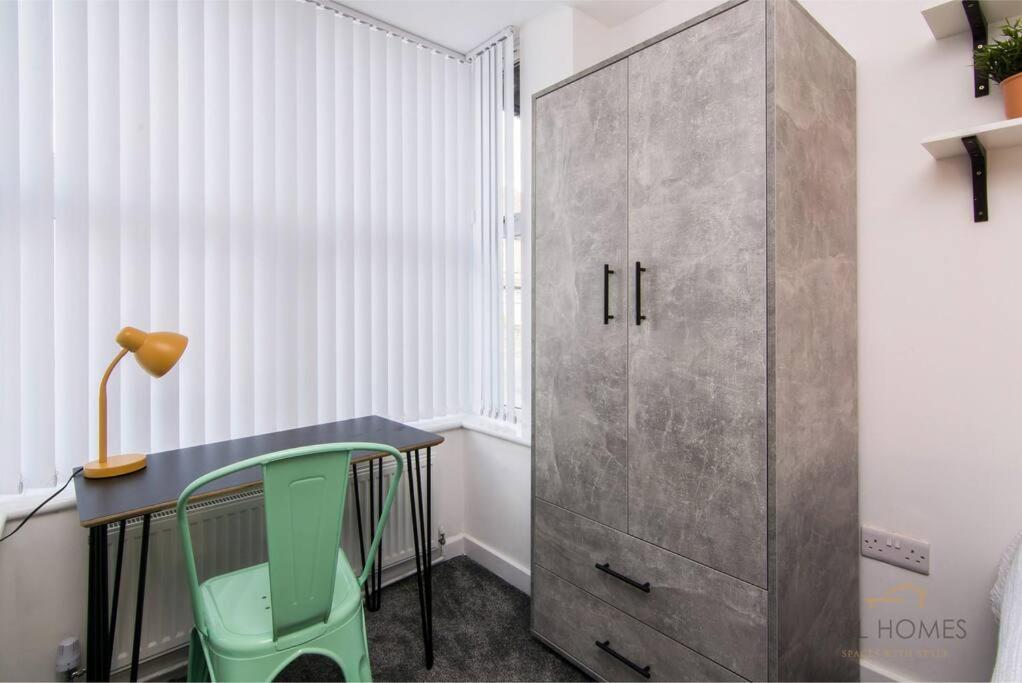 Stylish 5 Bedroom 5 Bathroom House Sleeps 10 With Garden, Smart Tv And Free Parking By Yoko