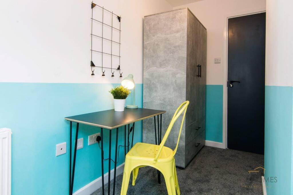 Stylish 5 Bedroom 5 Bathroom House Sleeps 10 With Garden, Smart Tv And Free Parking By Yoko Holiday home