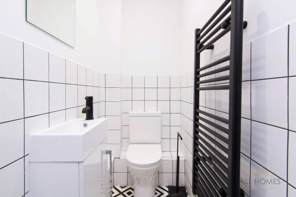 Holiday home Stylish 5 Bedroom 5 Bathroom House Sleeps 10 With Garden, Smart Tv And Free Parking By Yoko