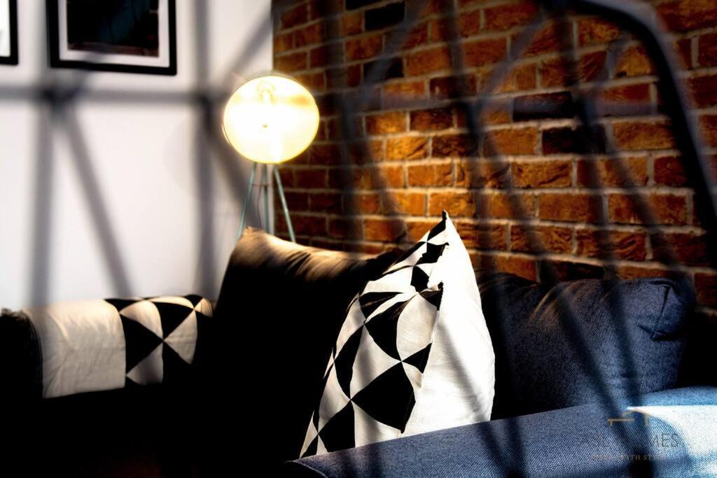Stylish 5 Bedroom 5 Bathroom House Sleeps 10 With Garden, Smart Tv And Free Parking By Yoko Holiday home *