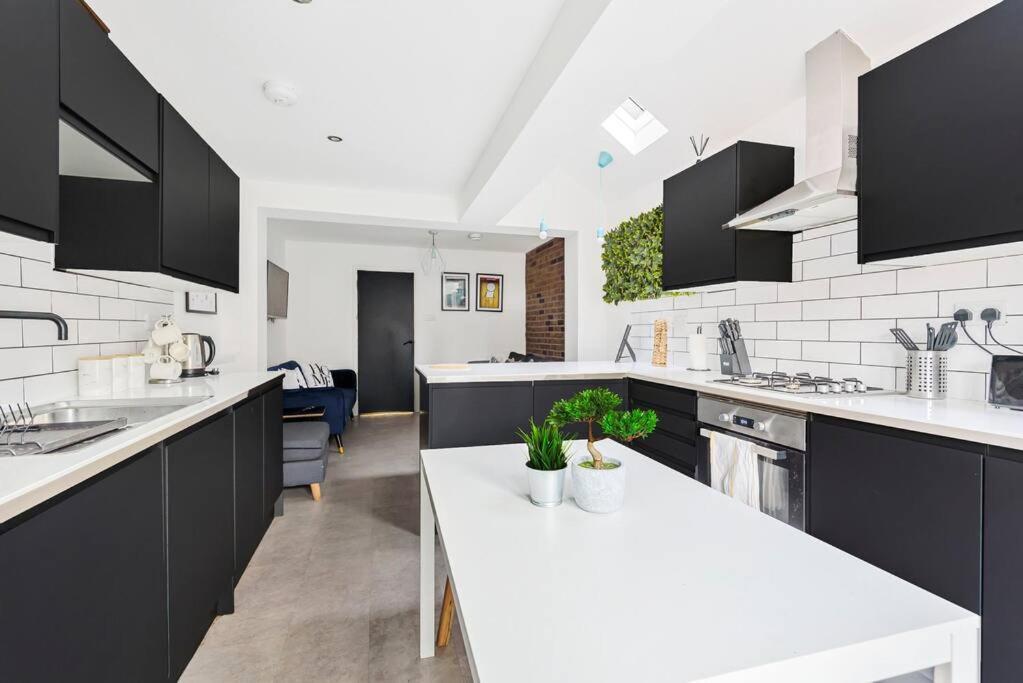 Holiday home Stylish 5 Bedroom 5 Bathroom House Sleeps 10 With Garden, Smart Tv And Free Parking By Yoko *