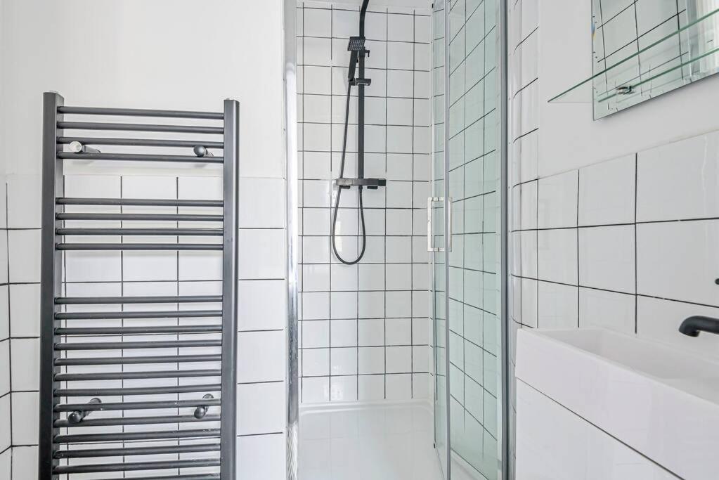 Stylish 5 Bedroom 5 Bathroom House Sleeps 10 With Garden, Smart Tv And Free Parking By Yoko *