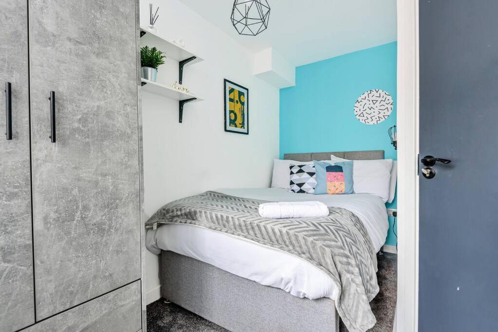 Stylish 5 Bedroom 5 Bathroom House Sleeps 10 With Garden, Smart Tv And Free Parking By Yoko * Coventry