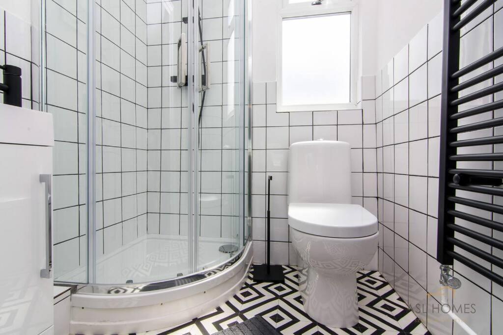 Stylish 5 Bedroom 5 Bathroom House Sleeps 10 With Garden, Smart Tv And Free Parking By Yoko
