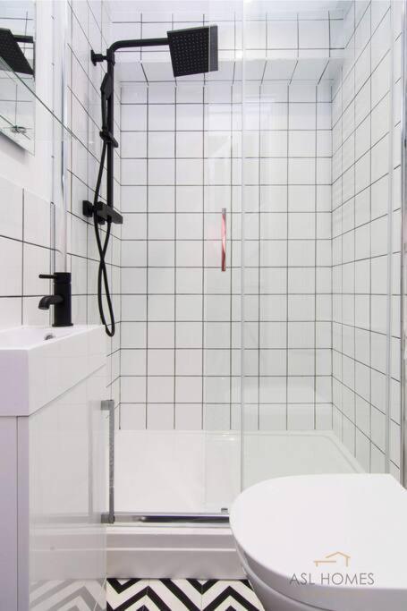 Stylish 5 Bedroom 5 Bathroom House Sleeps 10 With Garden, Smart Tv And Free Parking By Yoko Holiday home Coventry