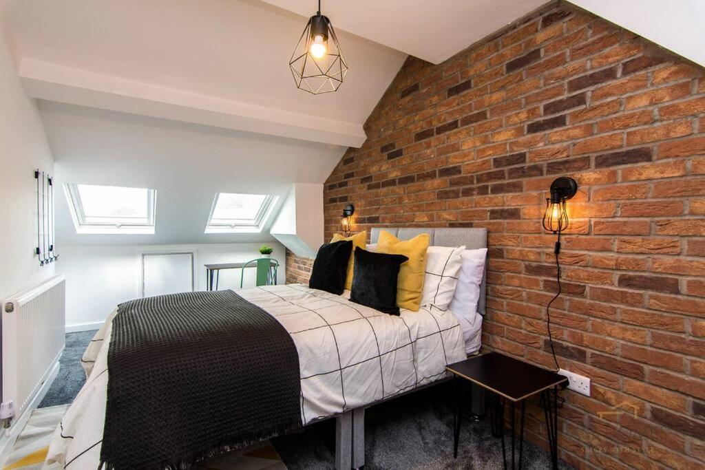 Stylish 5 Bedroom 5 Bathroom House Sleeps 10 With Garden, Smart Tv And Free Parking By Yoko Holiday home *