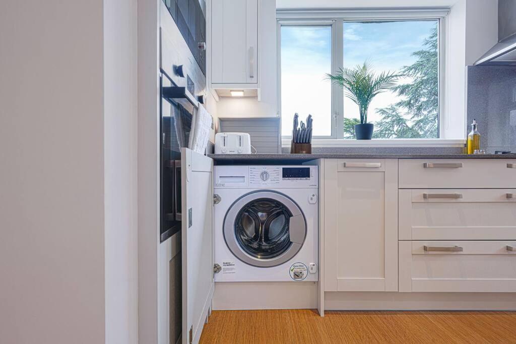 Stunning 2 Bedroom - Close To Centre - Free Parking, Super-fast Wifi, Smarttv, Private Balcony And Communal Garden By Yoko