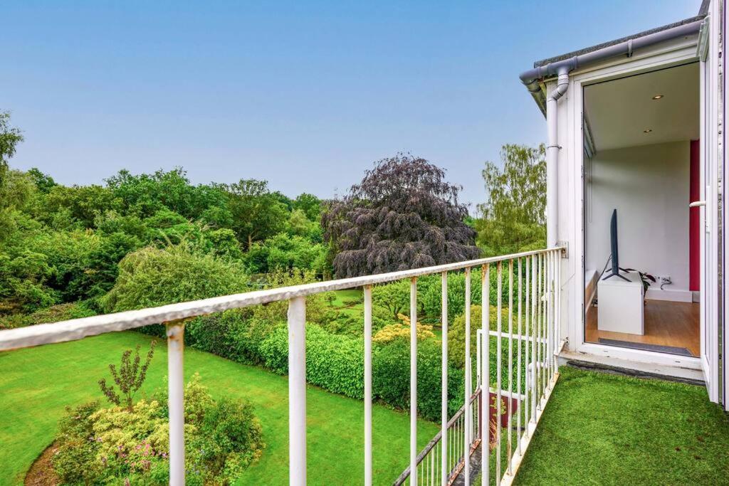 Apartment Stunning 2 Bedroom - Close To Centre - Free Parking, Super-fast Wifi, Smarttv, Private Balcony And Communal Garden By Yoko *